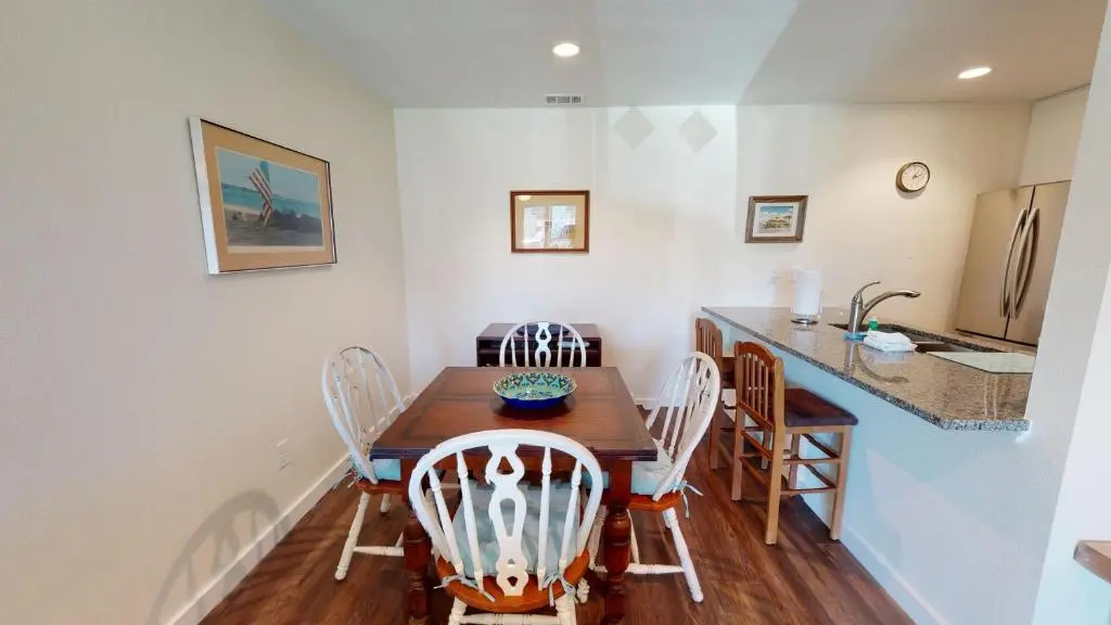 AH-F120 Newly Remodeled Bottom Floor Condo, Shared PoolHot Tub, Near Marina & Ferry
