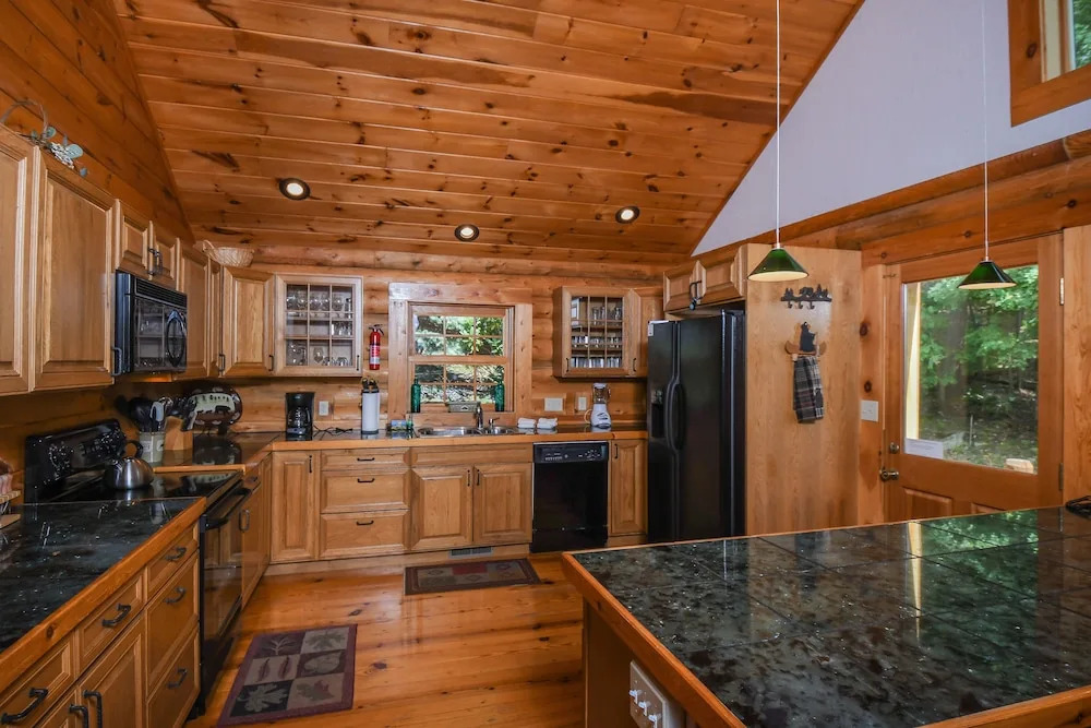 Old Bruin's Den 4 Bedroom House