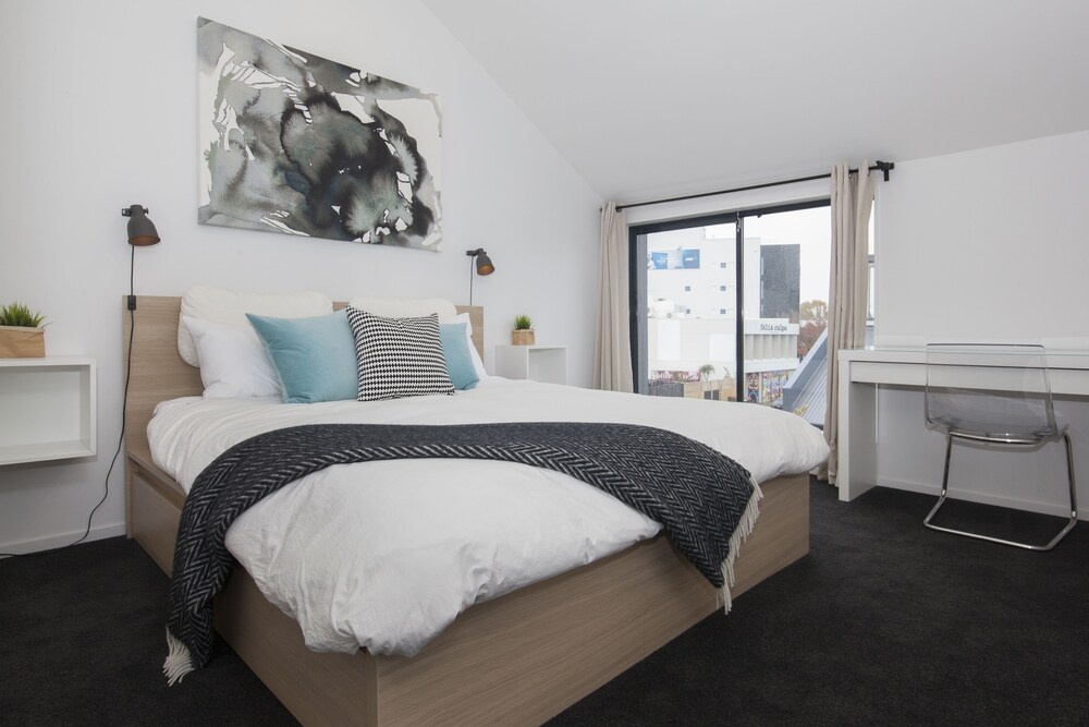 Star Struck Luxury - Inner City Townhouse