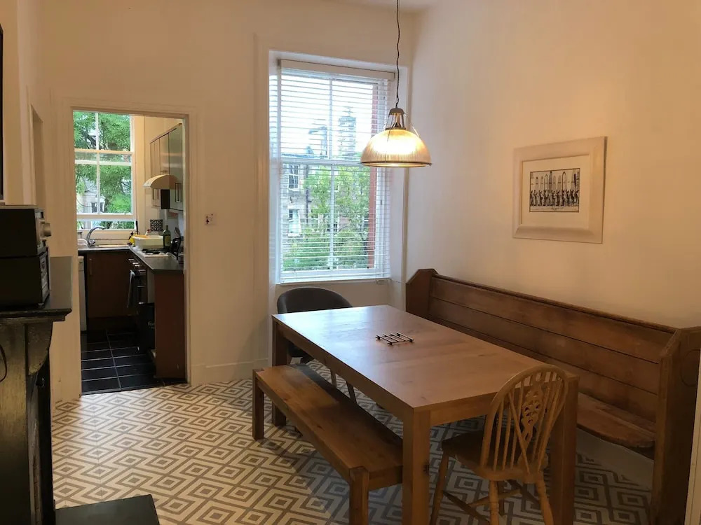Traditional 3 Bedroom Tenement in Marchmont