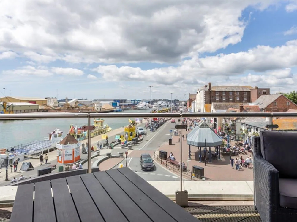 Panorama - 180-Degree Harbour Views