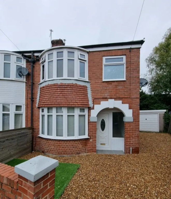 Modern 3-bed House Garden With Parking