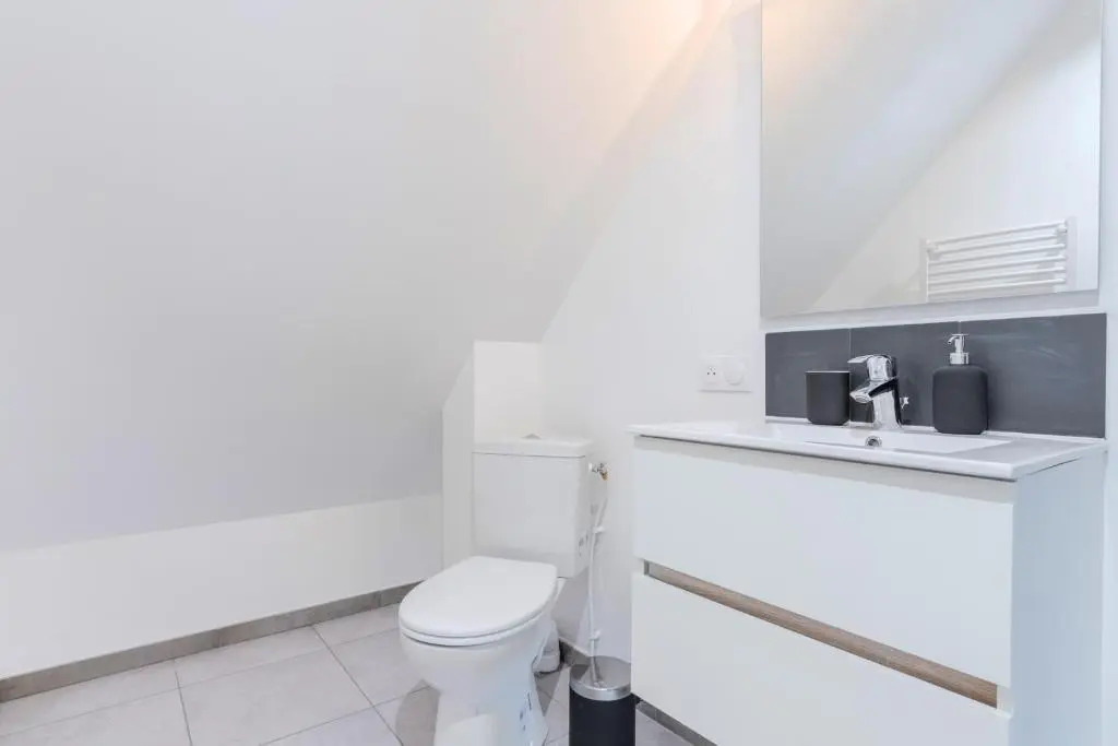 Bright 3-Bedroom 2-Bathroom Flat