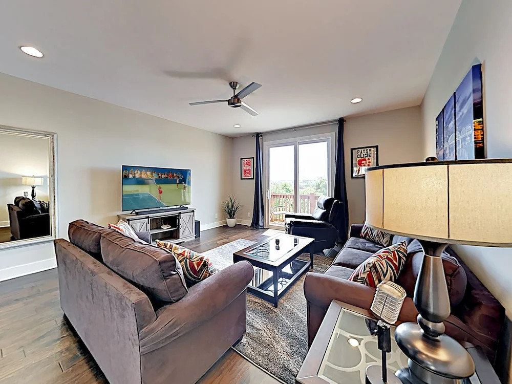 New Listing! Newly Built Townhome W/ Skyline Views 2 Bedroom Townhouse