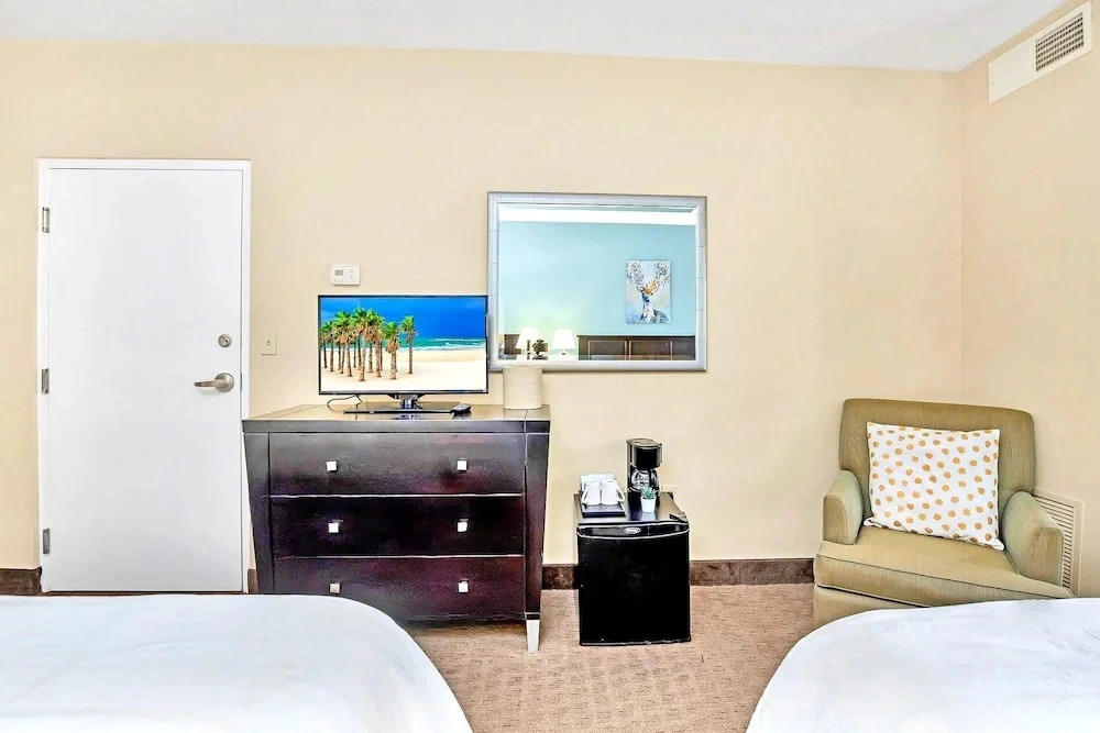 Studio Apartment w Pool & Hot Tub - Sleeps 4