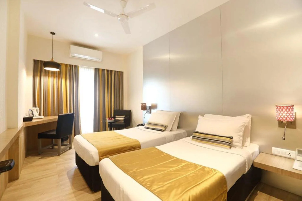 Mumbai Metro - The Executive Hotel