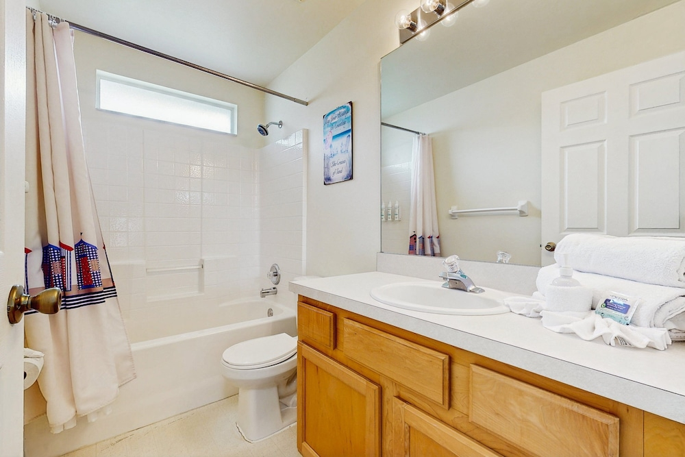 Cozy Home With Private Pool, Billiards, Central AC, Enclosed Yard