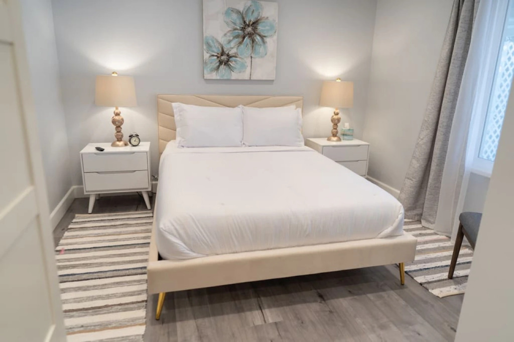 CHARMING UPGRADED 1-BEDROOM HOUSE IN GLENDALE  (p55)