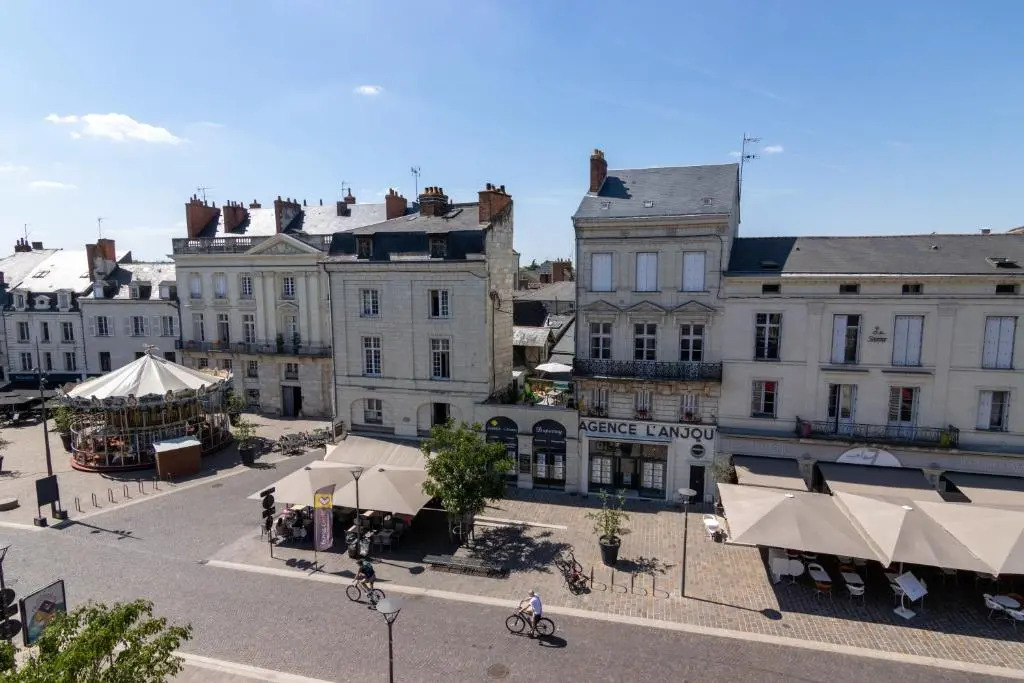 APPARTEMENT DUPLEX SAUMUR CENTRE, refait à neuf, à proximité du château