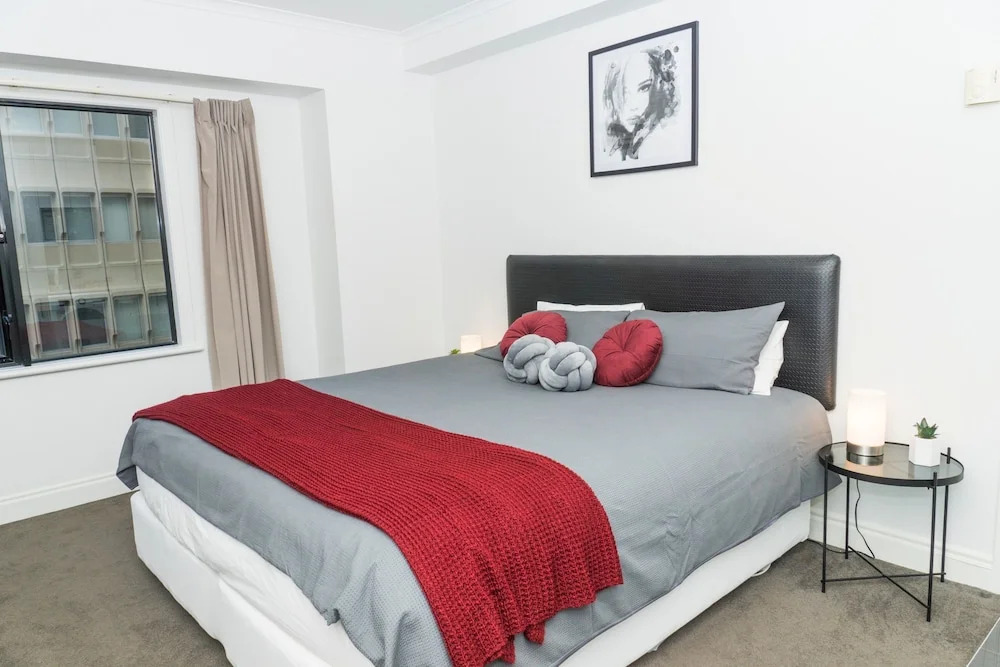 King Bed in Auckland CBD with Pool & Gym