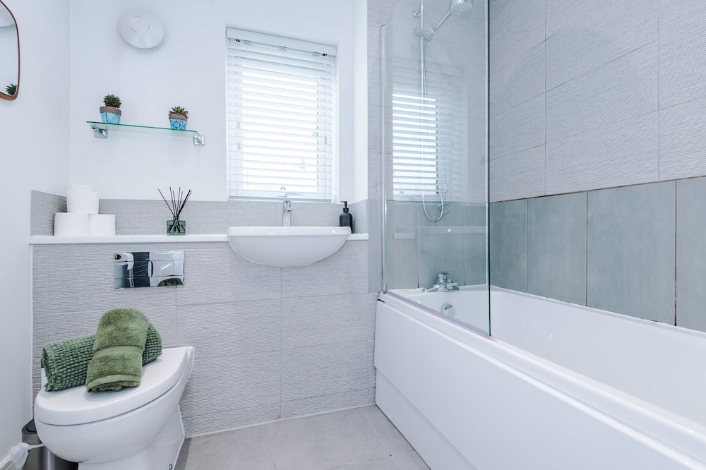 Spacious 2 Bed Perfect for Couples With Parking
