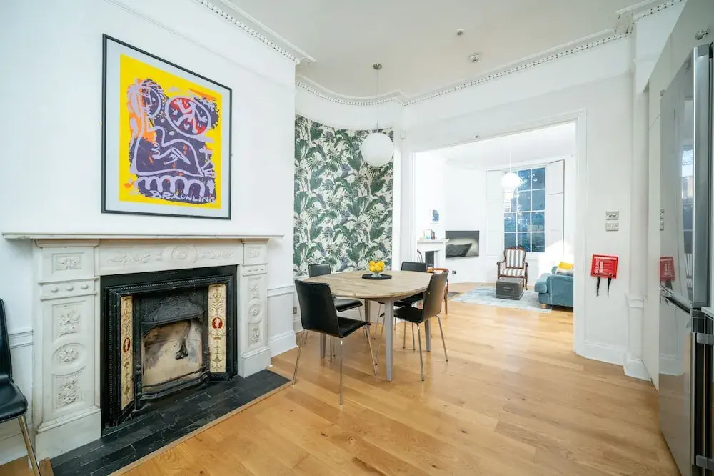 JOIVY Elegant 4 Br House W/Deskspace, Moments From Angel