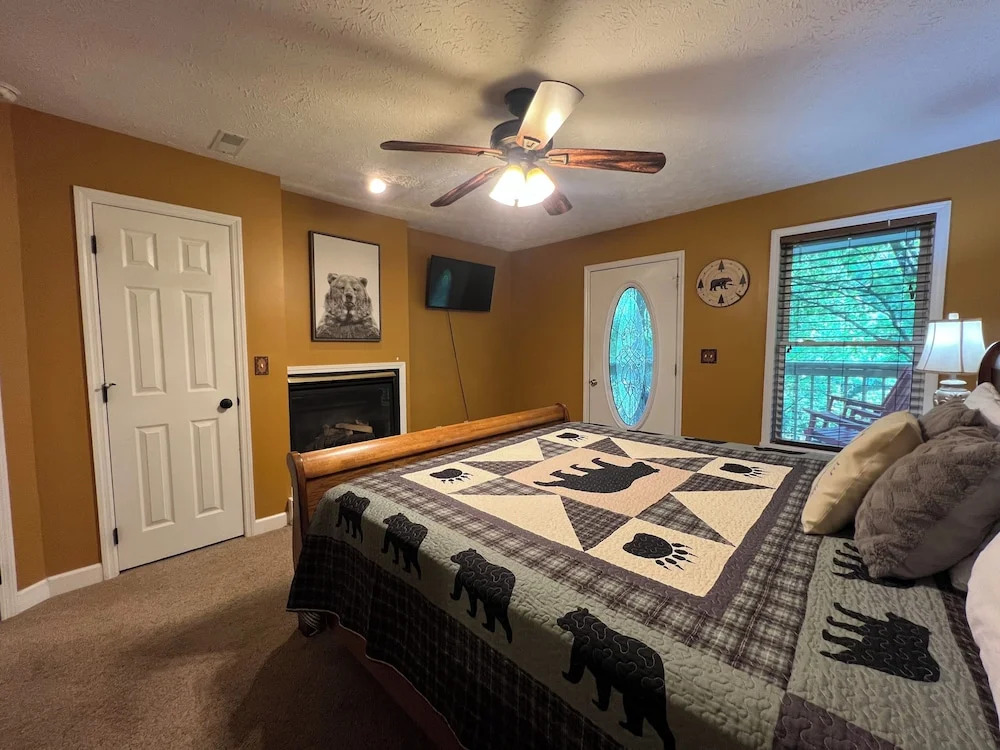 Secluded Cabin for 10 in Chalet Village and Hot Tub