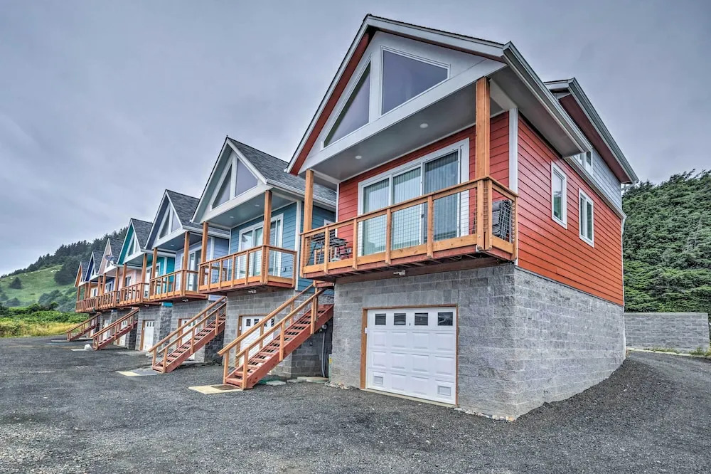 Yachats Gem w/ Private Balcony & Ocean Views!