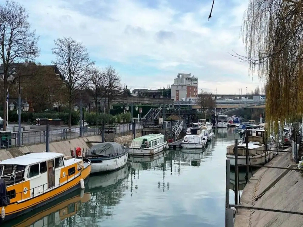 Riverside Couples Stay Near Paris