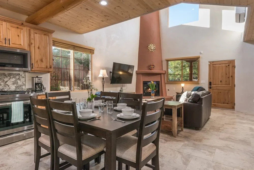 Linda - Stunning Contemporary Home, Walk to The Plaza