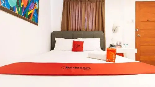 RedDoorz Plus Park-Lay Suites Kidapawan City
