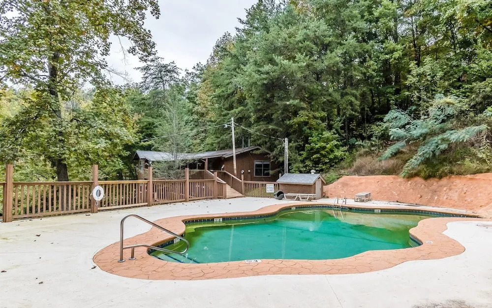 Roundette Cabin 2 Bedrooms 1.5 Bathroom Cabin