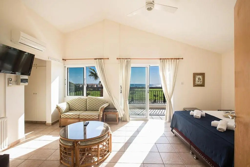 Villa Magusta - Modern 4 Bedroom Ayia Thekla Villa With Pool