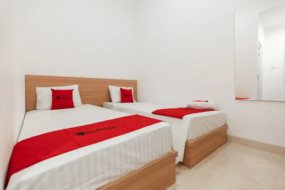 Cemerlang Guesthouse by RedDoorz