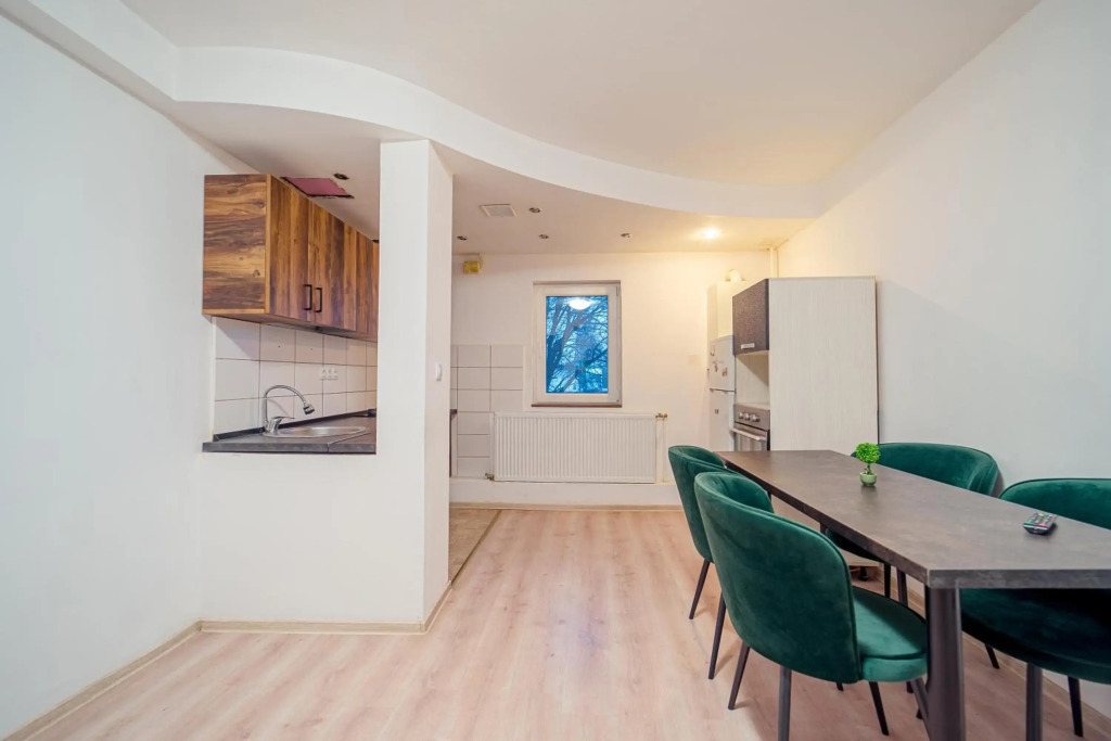 Lovely 2 bedroom, living and private bath apartment