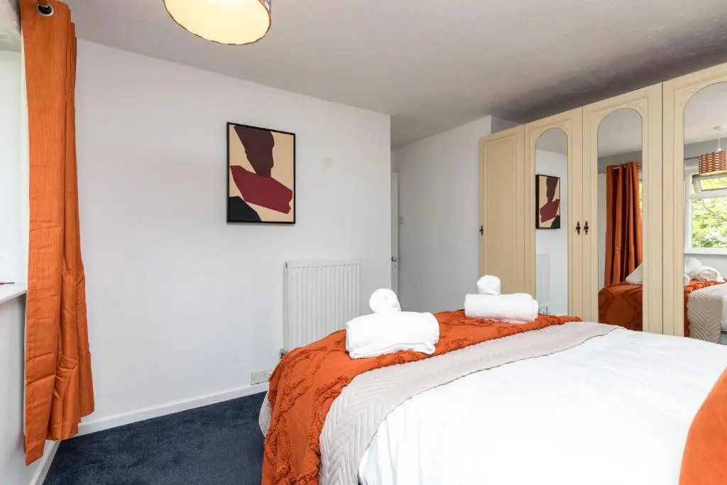 Findon House Spacious 3 bedroom, contractor, relocations friendly,10mins from GATWICK Airport, free parking, WIFI, garden, CRAWLEY