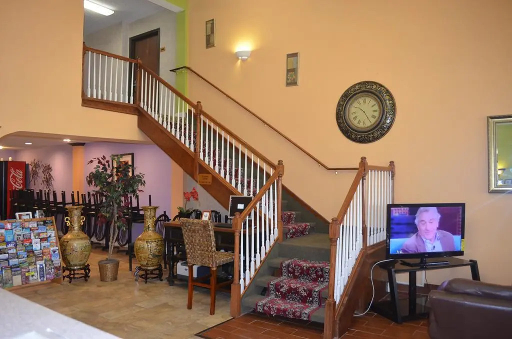 Summit Inn Hotel & Suites