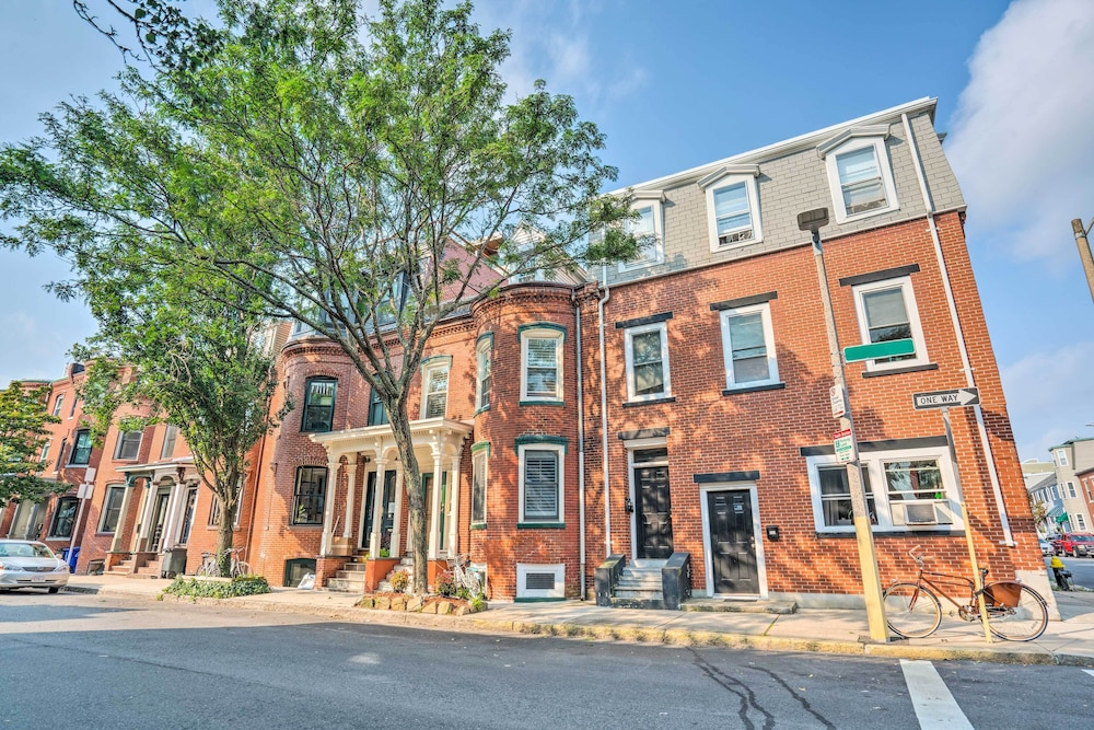 2 Mi to Dtwn: Boston Townhome Near Beaches!