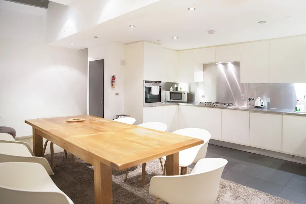 The Holborn Lights - Modern 3BDR Home with Rooftop Terrace & Garage