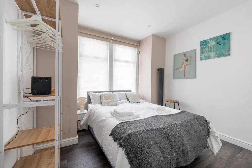 Stylish & Sleek 3BD Home Including Guest House in Southall