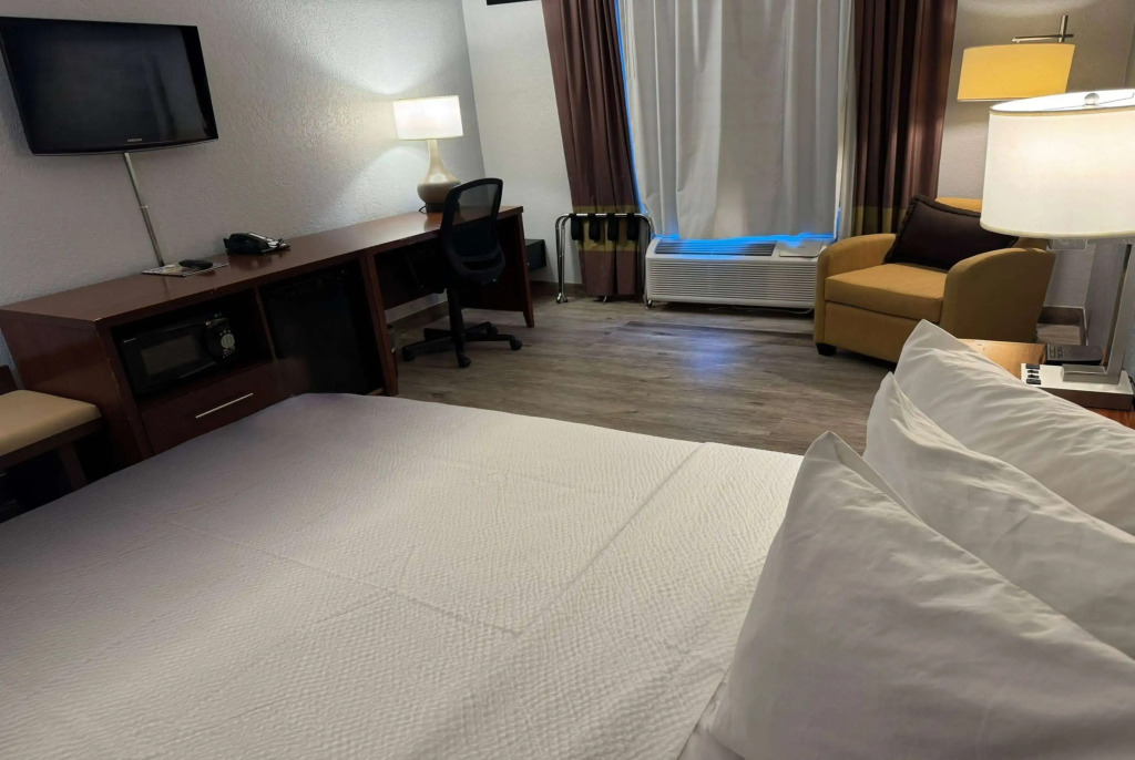 Super 8 by Wyndham Bloomington/Airport