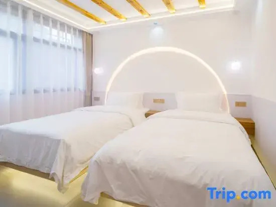 Yuanshe Muyun Ge Homestay (Phoenix Ancient City Nanhua Li Tourist Center Branch)