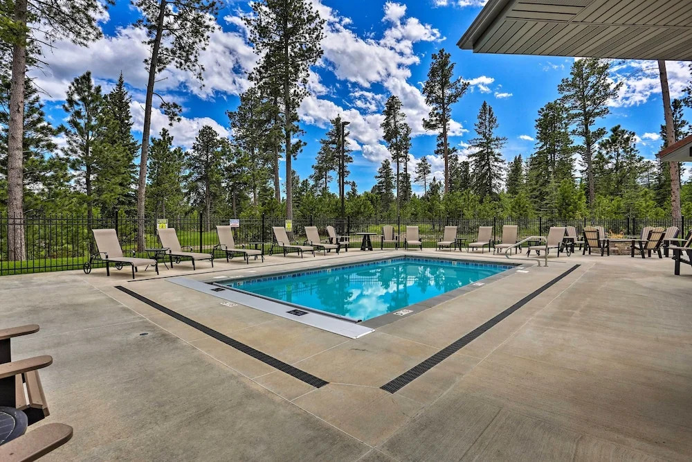 Modern Lead Cabin w/ Hot Tub, 6 Mi to Skiing!
