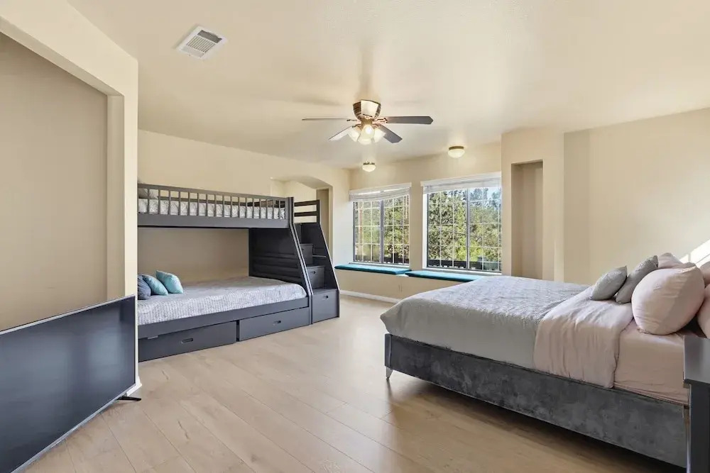 Spacious Mountain Getaway Game Room & Gazebo 5 Bedroom Villa