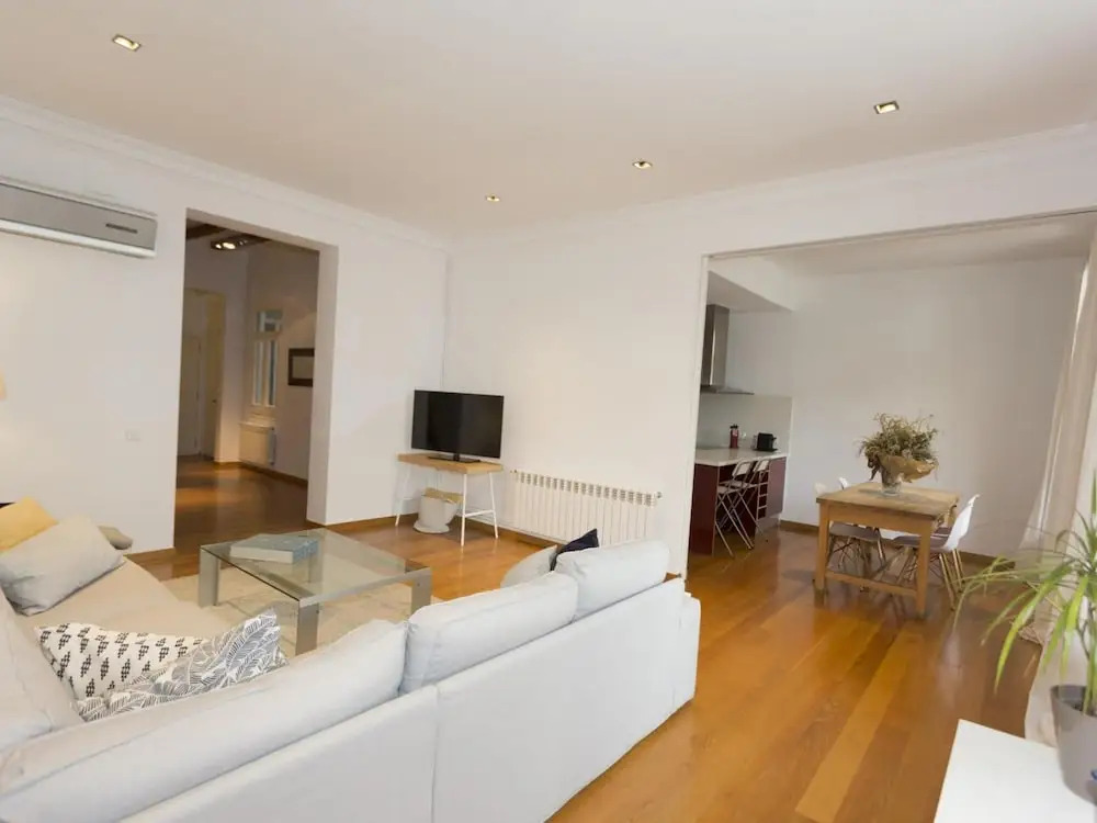 Apartamento de Tres Habitaciones con Terraza 21B