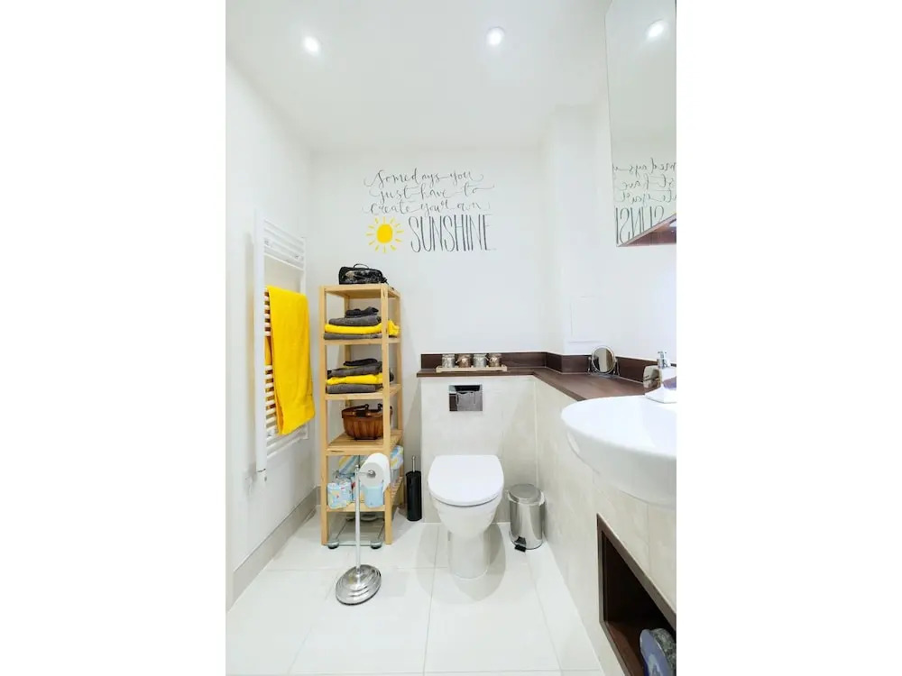 Cozy, Modern 1BR Brixton Flat For 5