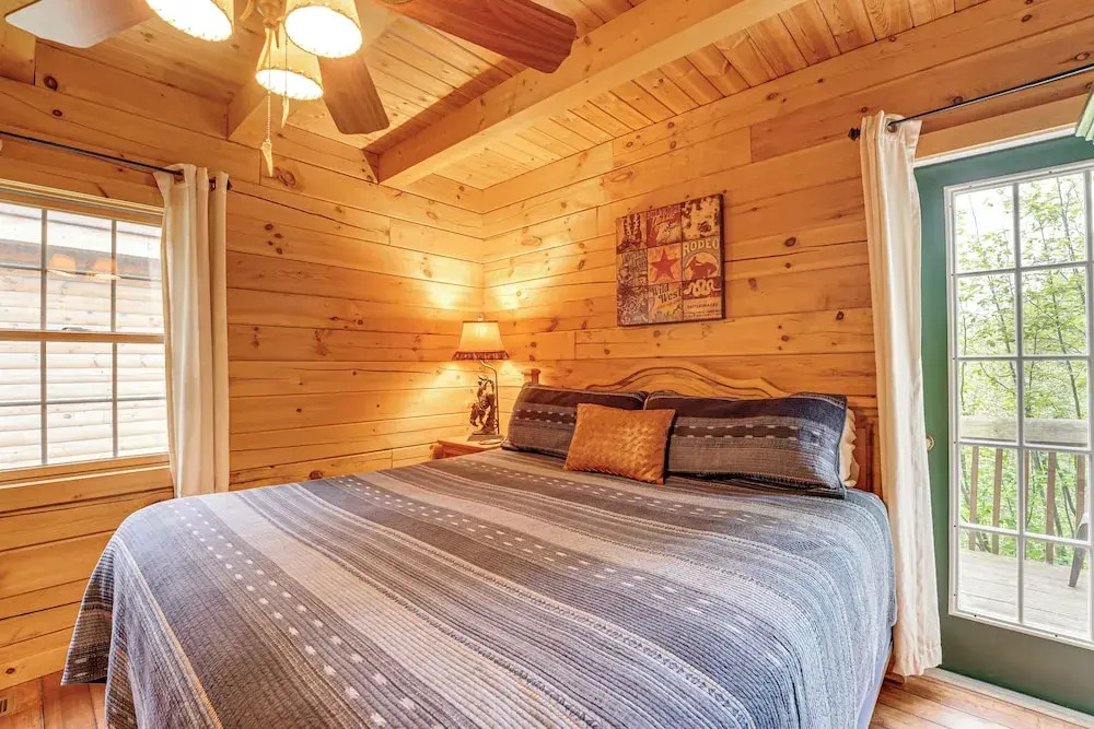 Fire Pit & Porch: Warm & Woodsy Rothbury Escape!