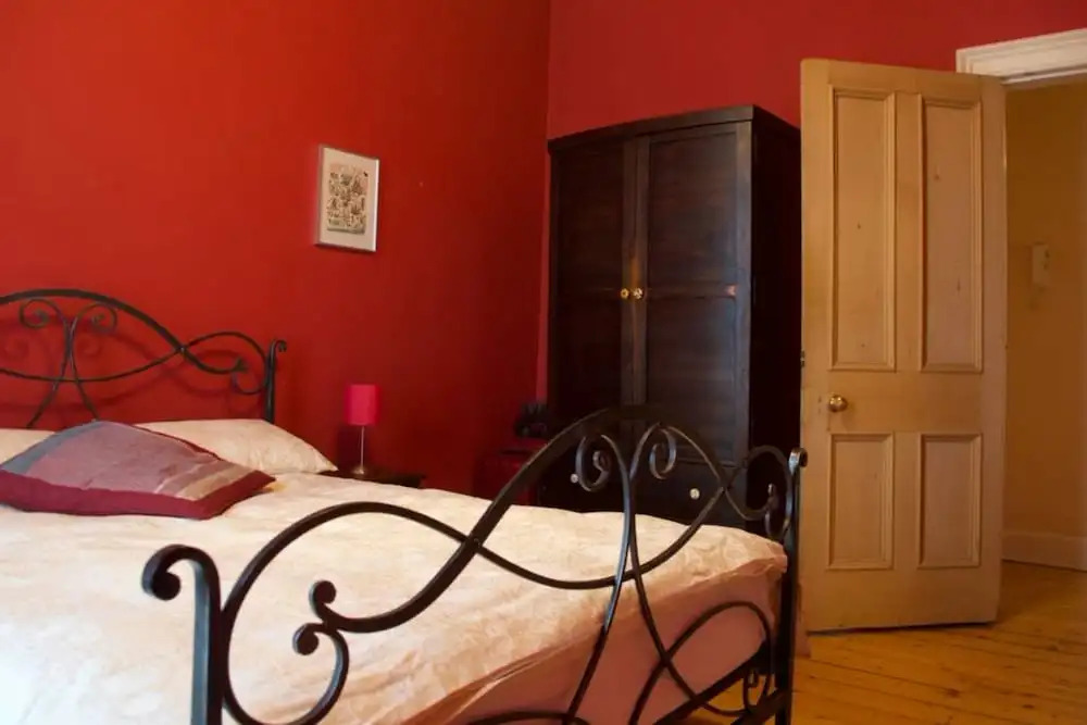 2 Bedroom Bright City Centre Flat Sleeps 4