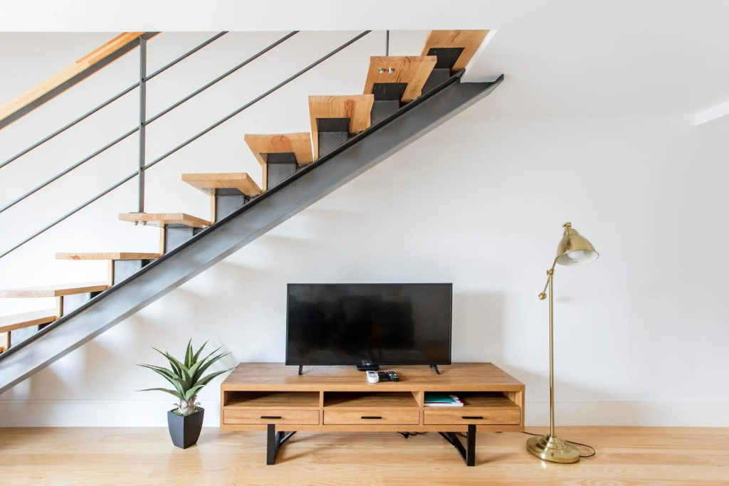 Bright 3BR Flat w/ AC in City Center by LovelyStay