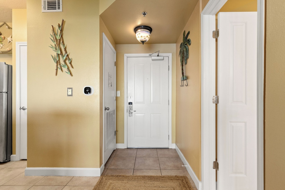 Come Visit Sophomore! 2BR 2BA Beachfront Condo!