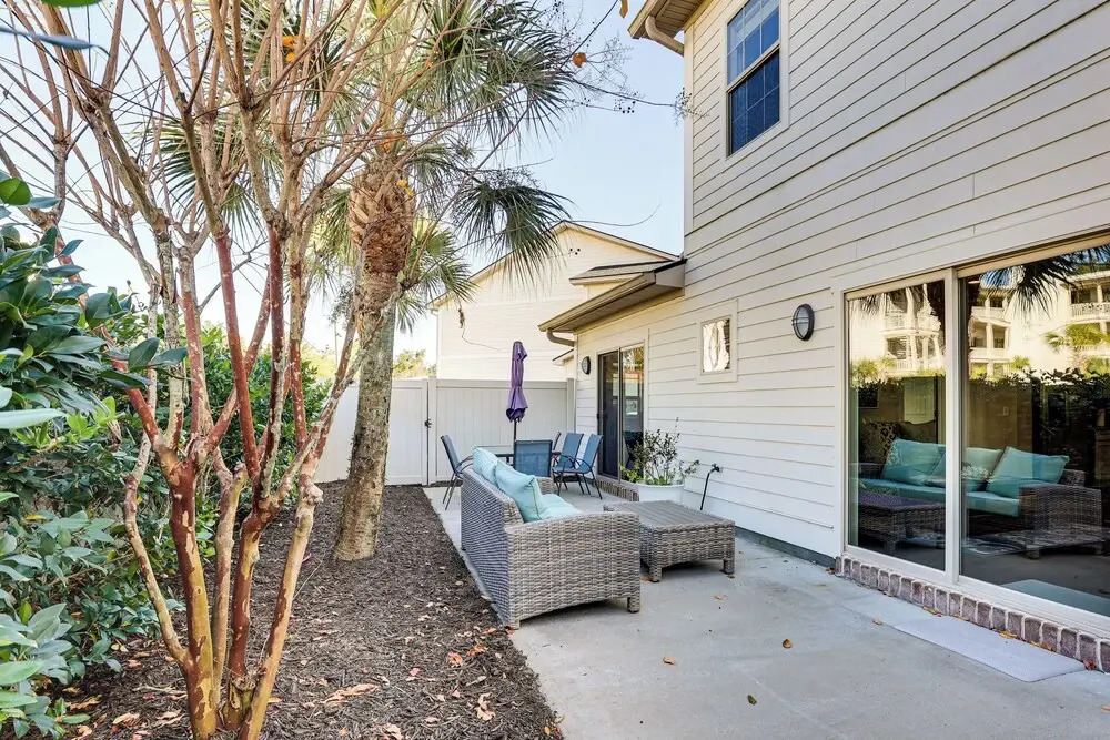 3 Mi to Pier Village: Dog-Friendly St Simons Home