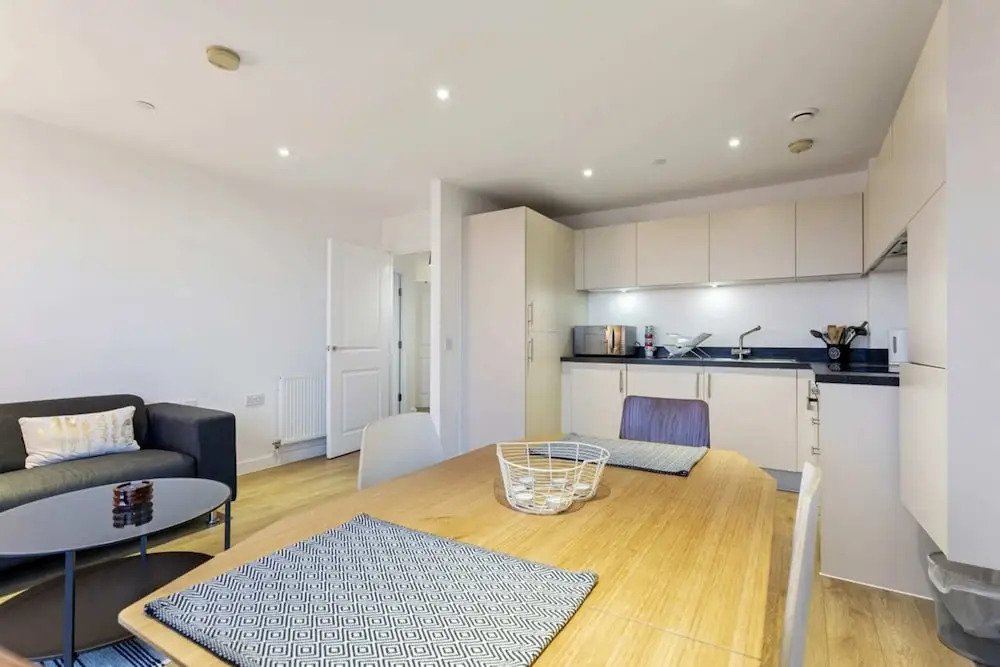 Modern 1 Bedroom Apartment Near Canary Wharf With Balcony