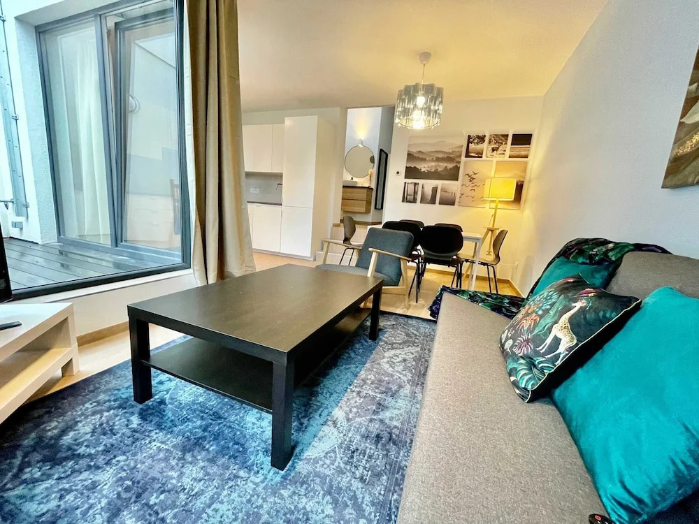 Luxury 2BR 1BA Near Fashion District by Oneluxstay