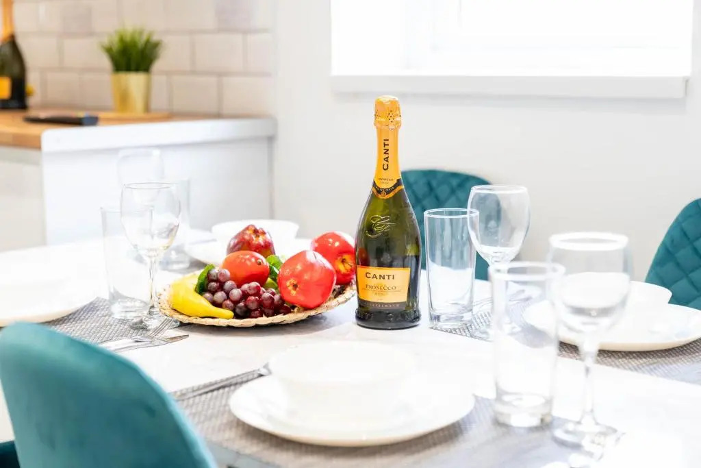 Luxury Six En-Suite Bedroom Apartment - Smart TV's - WIFI - TOP RATED