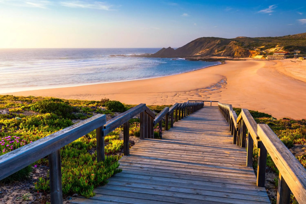 A TARAMBOLA - Walking distance to Monte Clerigo and Amoreira beaches