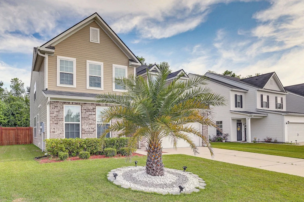 Pet-friendly Ladson Home: 23 Mi to Charleston!