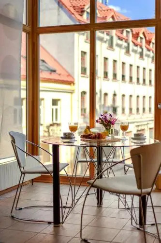 Cozy & Comfy Old Town Apartment With Balcony