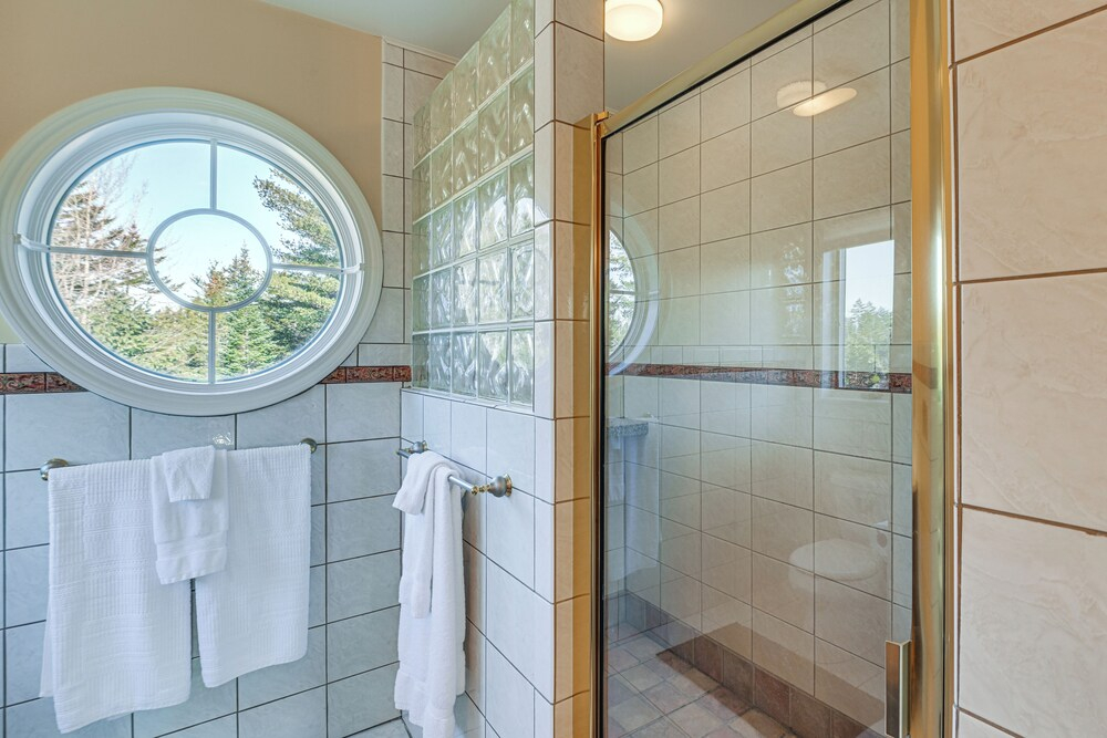 Acadia Adventure Base: 4,500-sq-ft Group Getaway