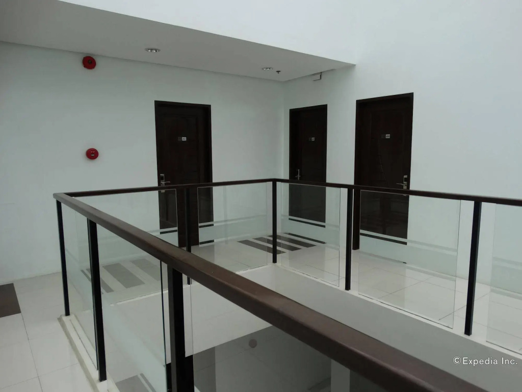 Holiday Suites Business District - formerly Empire Suites Hotel