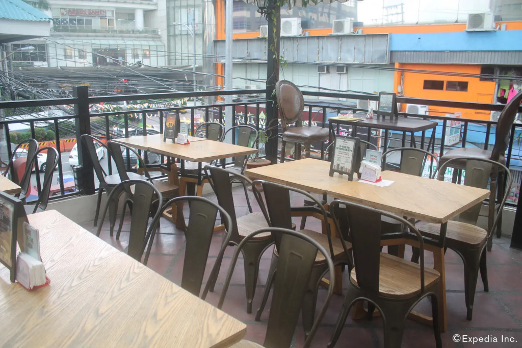 Tambayan Capsule Hostel & Bar